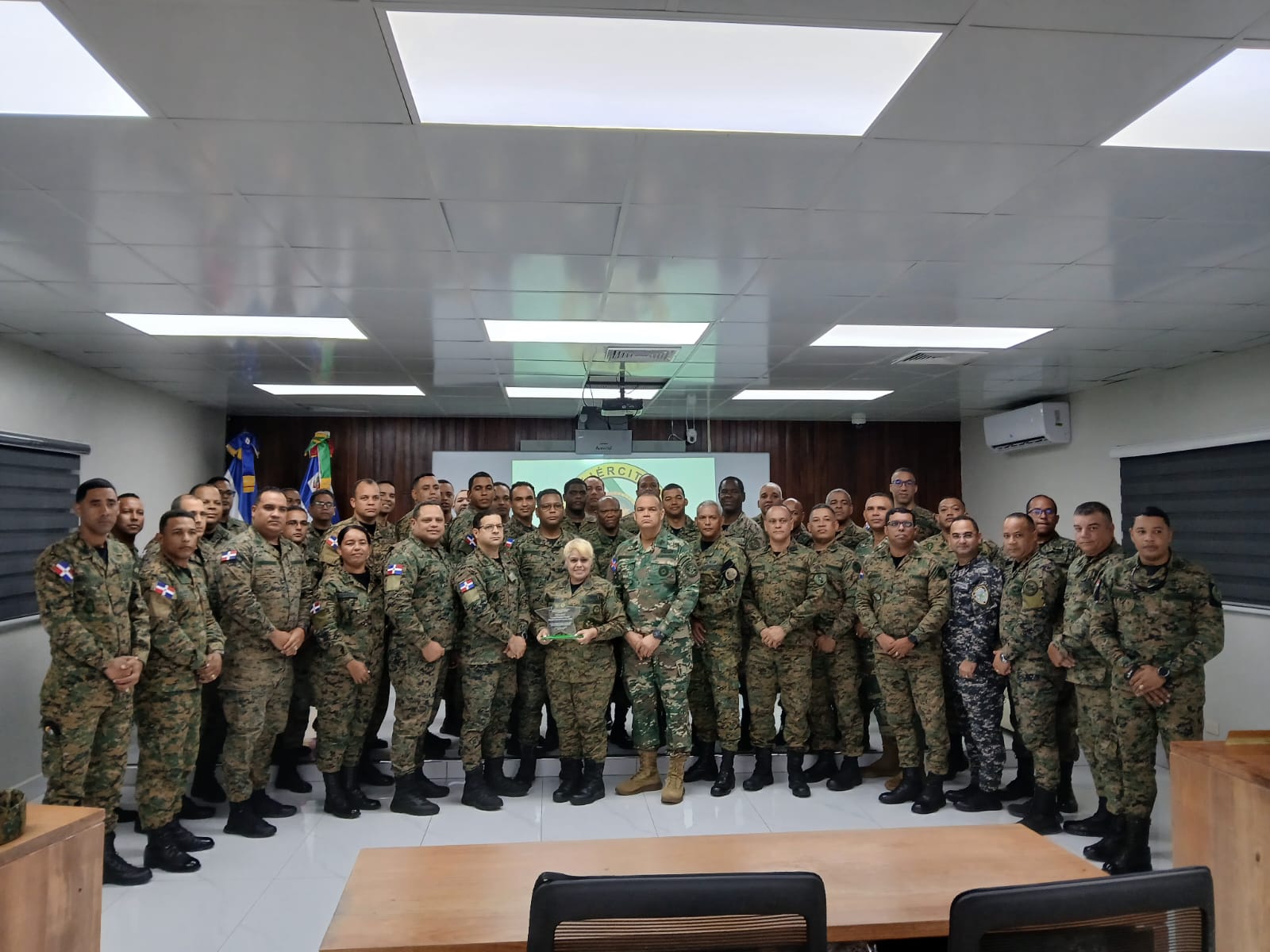 Acto de reconocimiento al Señor Director General, Cnel. Santiago E. Morales Gómez, ERD. (DEM), y a todo el cuerpo docente de la institución