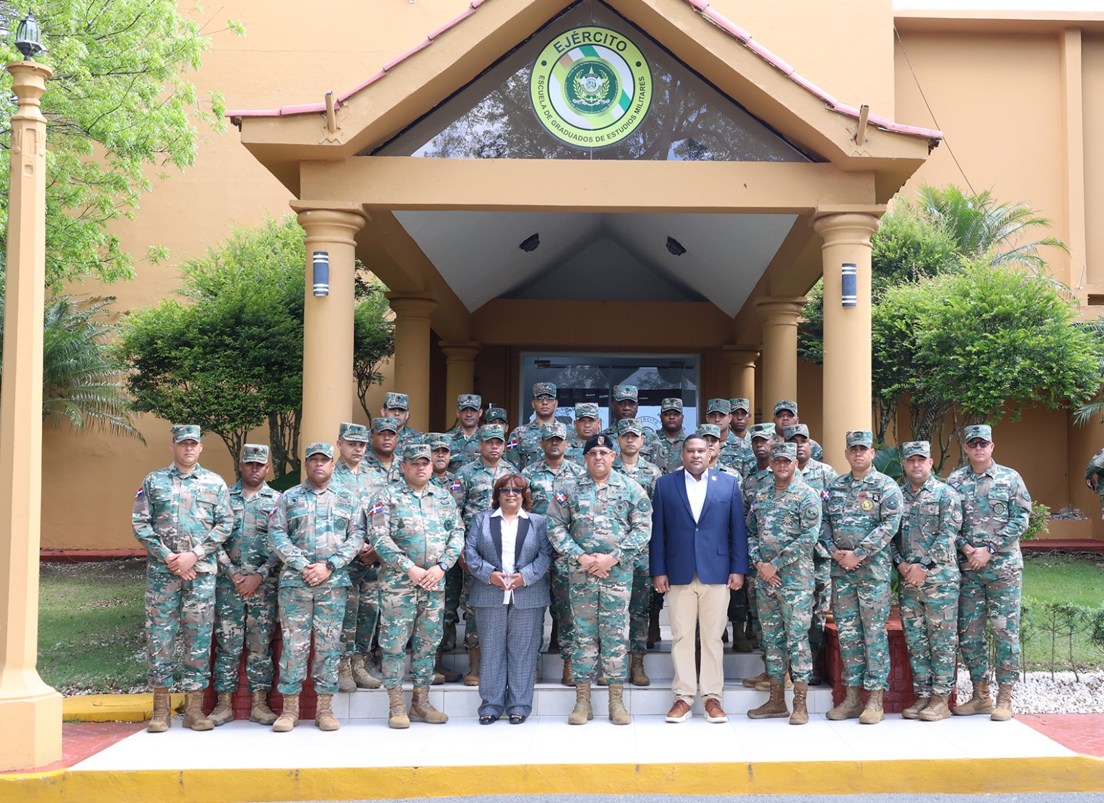 EGEMERD imparte taller-conferencia sobre fundamentos de comunicación integral a oficiales superiores del Ejército.